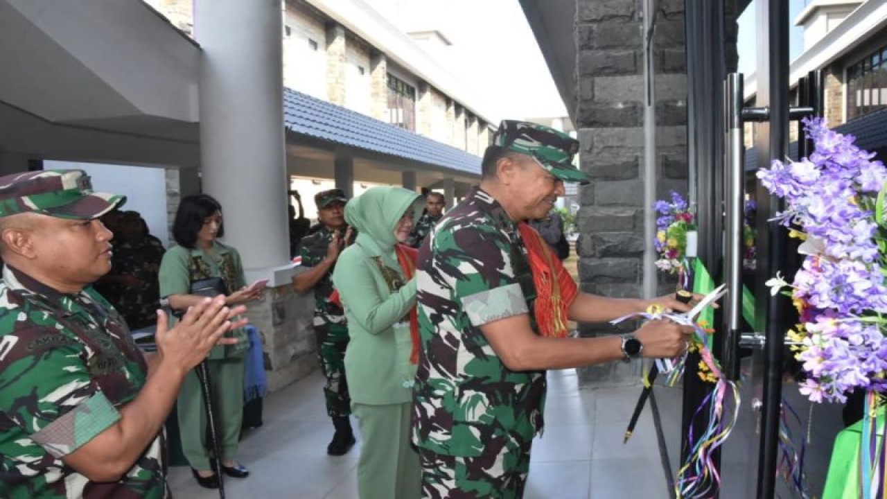 Panglima Kodam IX/Udayana Mayjen TNI Harfendi sedang memotong pita tanda diresmikanya sejumlah ruangan pelayanan kesehatan di Rumah Sakit Tentara (RST) Wirasakti Kupang, Selasa. (ANTARA/HO-Kapanrem Korem 161 Wirasakti Kupang)