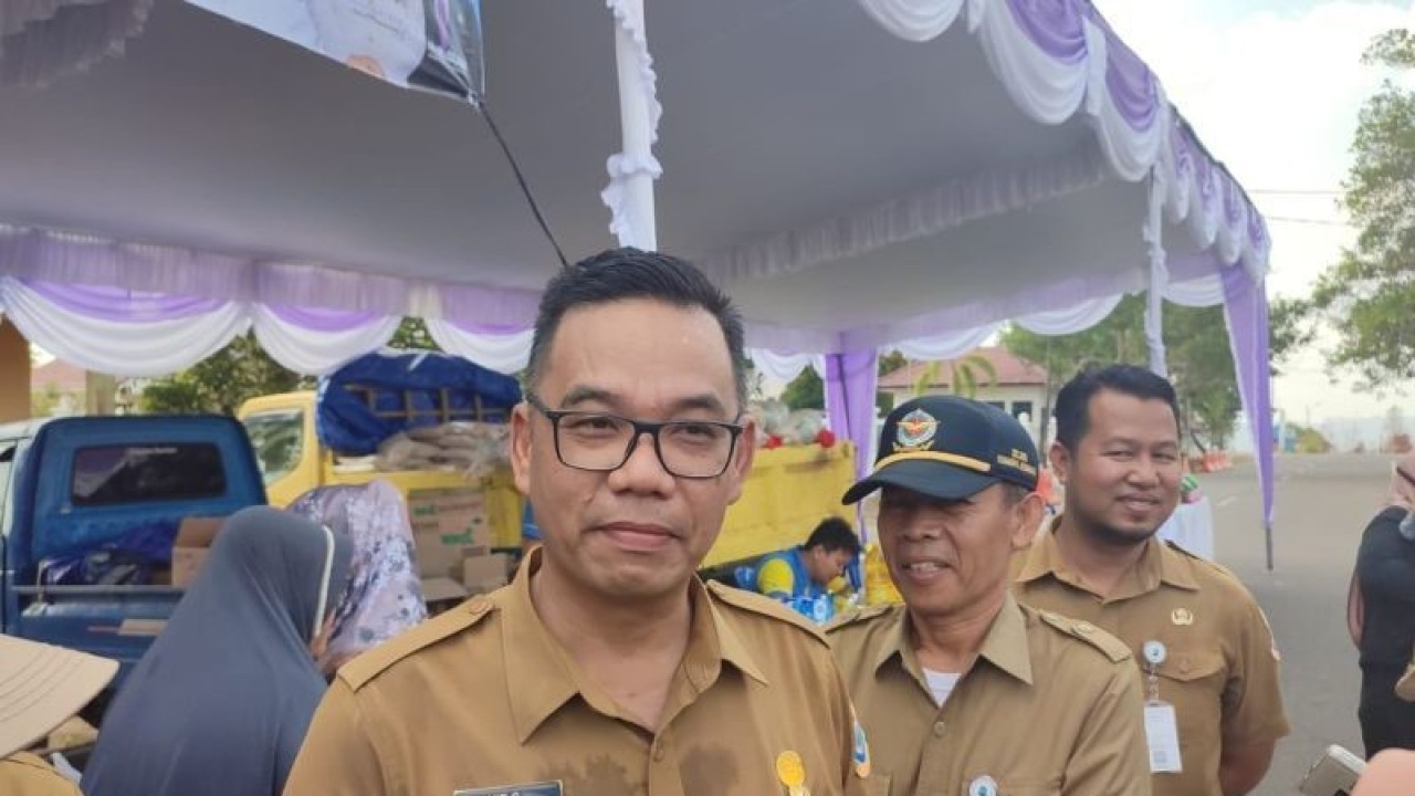 Sekretaris Daerah Kota Pangkalpinang Mie Go saat membuka pasar murah, di Pangkalpinang, Bangka Belitung, Senin (9/10/2023). ANTARA/HO-Aprionis