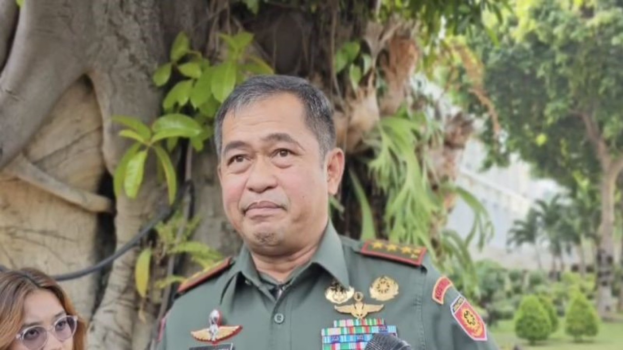 Panglima Komando Cadangan Strategis TNI Angkatan Darat (Pangkostrad) Letnan Jenderal TNI Maruli Simanjuntak saat menyampaikan keterangan kepada wartawan di Istana Merdeka Jakarta, Senin (30/10/2023). (ANTARA/Andi Firdaus)