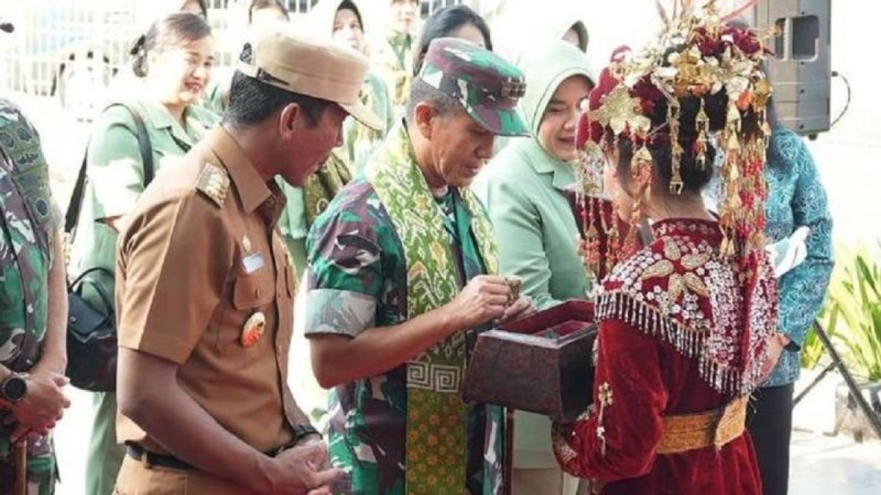 Panglima Kodam II/Sriwijaya Mayjen TNI Yanuar Adil saat tiba di Bandara Depati Amir Pangkalpinang, Selasa (17/10) (ANTARA/Aprionis)