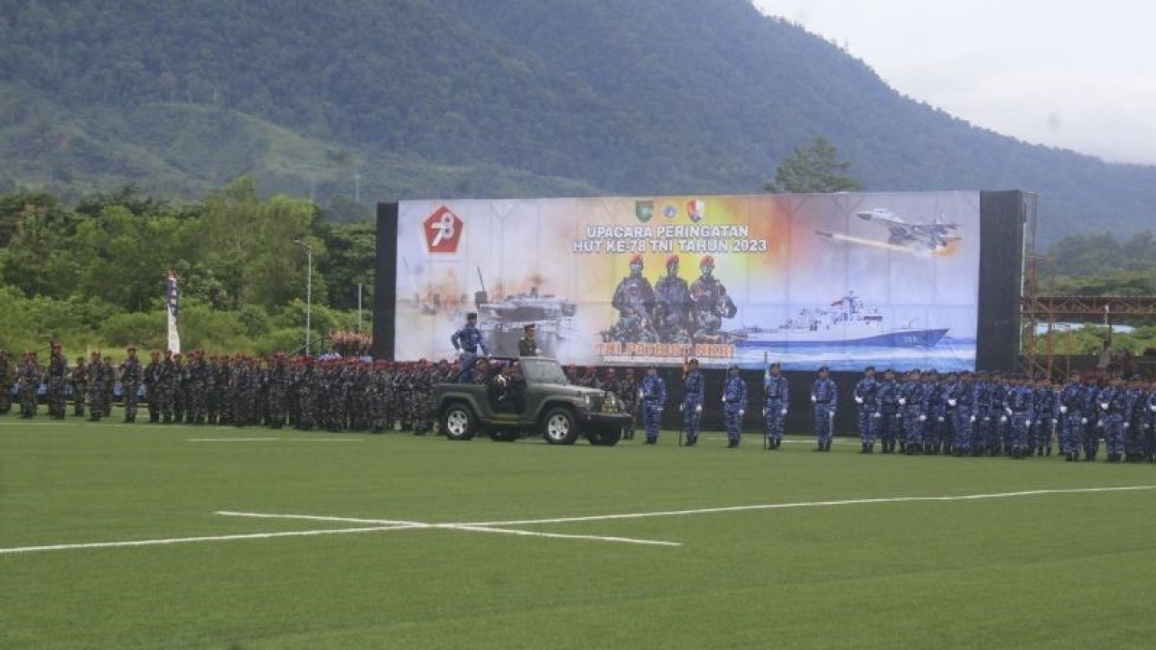Panglima Kodam XVII/Cenderawasih, Mayor Jenderal TNI Izak Pangemanan, saat mengecek pasukan yang terdiri dari tiga matra TNI, polisi, ASN, pramuka dan pelajar dari SMK Negeri 5 Penerbangan Waibu pada puncak HUT ke-78 TNI yang digelar di Venue Rugby Silas Papare, Kamis (5/10/2023). ANTARA/Yudhi Efendi