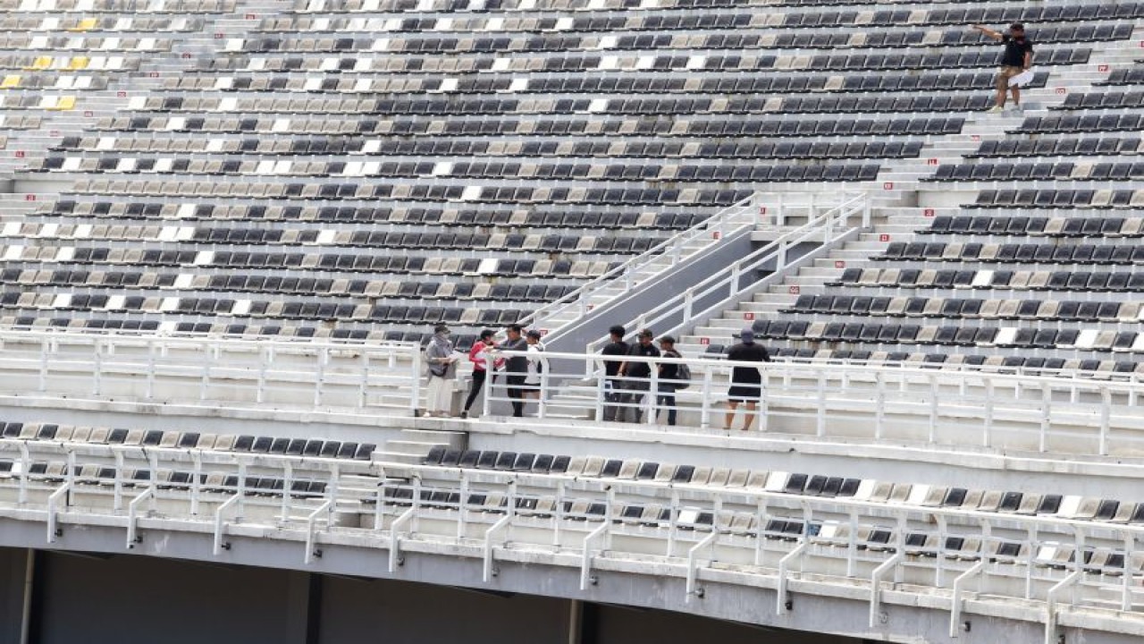 Tim Panitia lokal mulai mengecek setiap sisi Stadion Gelora Bung Tomo (GBT) Kota Surabaya, Selasa (3/10/2023). (ANTARA/HO-Diskominfo Surabaya)