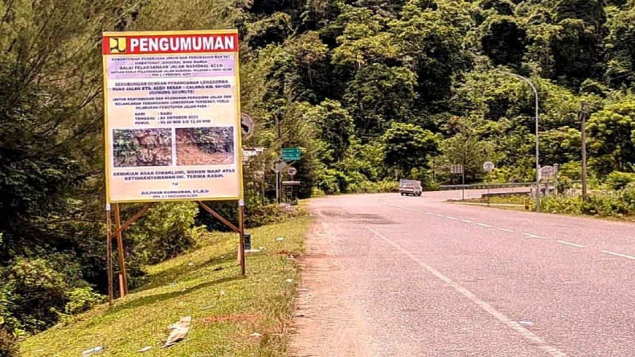 Papan pengumuman penutupan sementara lalu lintas di lintasan Gunung Geurutee, Kabupaten Aceh Besar. ANTARA/HO-Dok Ditlantas Polda Aceh