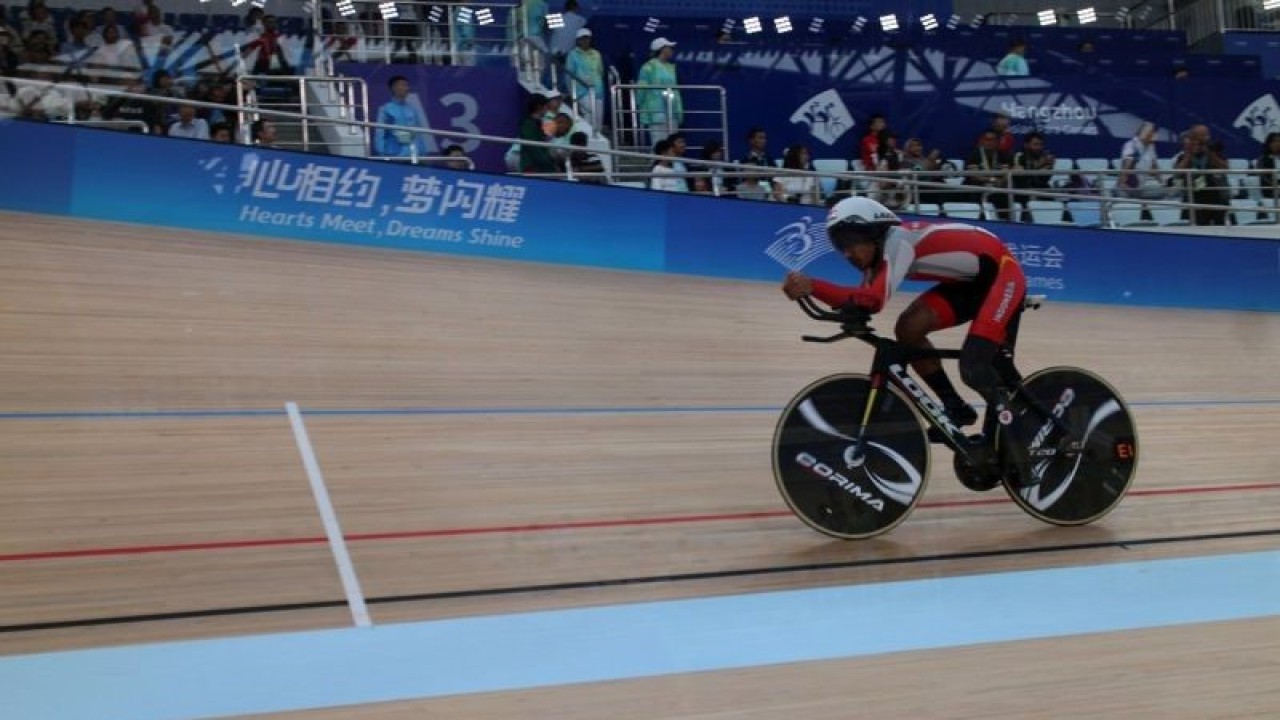 Pembalap sepeda NPC Indonesia M Fadli saat turun di nomor C4-5 4.000 meter Individual Pursuit putra pada APG 2023 di Chun′an Jienshou Sports Centre, Hangzhou China, pada Rabu (25/10/2023). ANTARA/Bambang Dwi Marwoto.