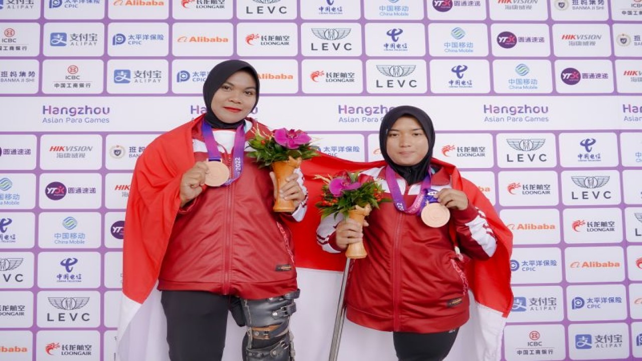 Atlet Para panahan Indonesia Wahyu Retno Wulandari/Mahda Aulia saat memenangkan medali perunggu di cabang olahraga panahan nomor double recurve putri Asian Para Games 2022 Hangzhou di Fuyang Yinhu Sport Centre, China, Rabu (25/10/2023). (ANTARA/HO/NPC Indonesia)