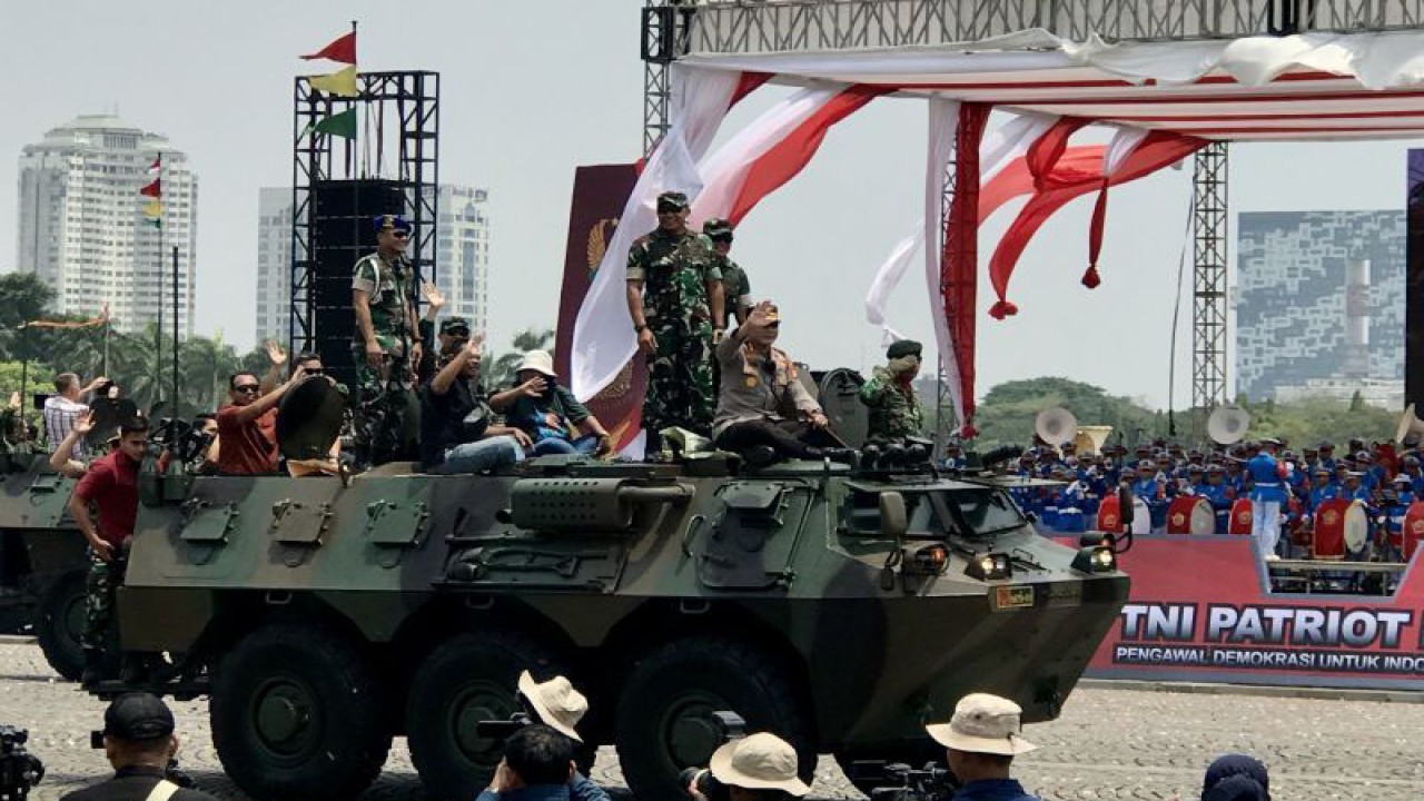 Parade alutsista TNI tampil saat gladi bersih Upacara Parade dan Defile HUT Ke-78 TNI di Monumen Nasional, Jakarta, Selasa (3/10/2023). ANTARA/Genta Tenri Mawangi.
