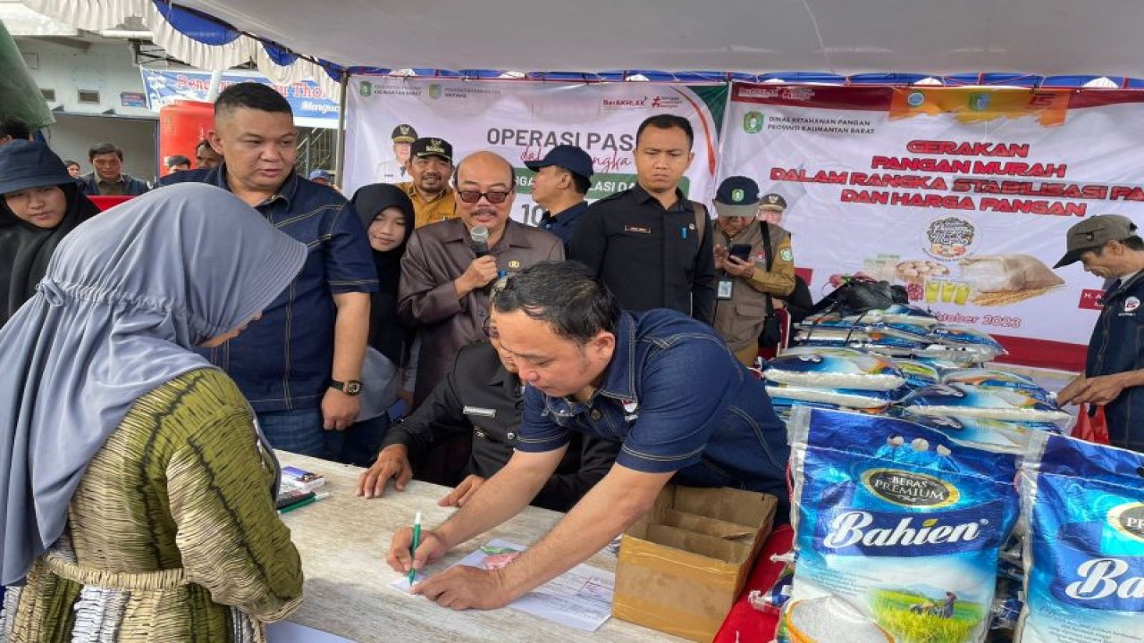 Kegiatan Pasar Murah dan Gelar Pangan Murah di Sintang (ANTARA/Yuliantini)