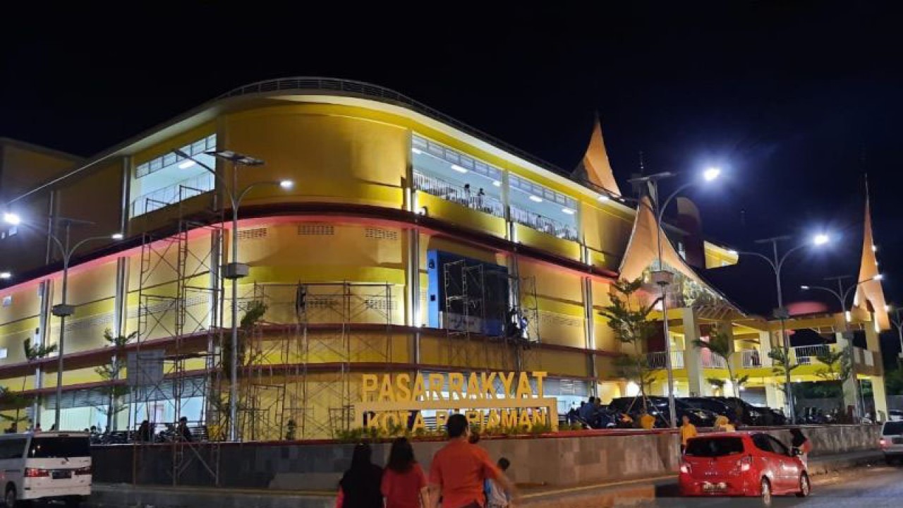 Pejalan kaki melintas di depan bangunan Pasar Rakyat Pariaman, Sumbar. ANTARA/Aadiaat MS