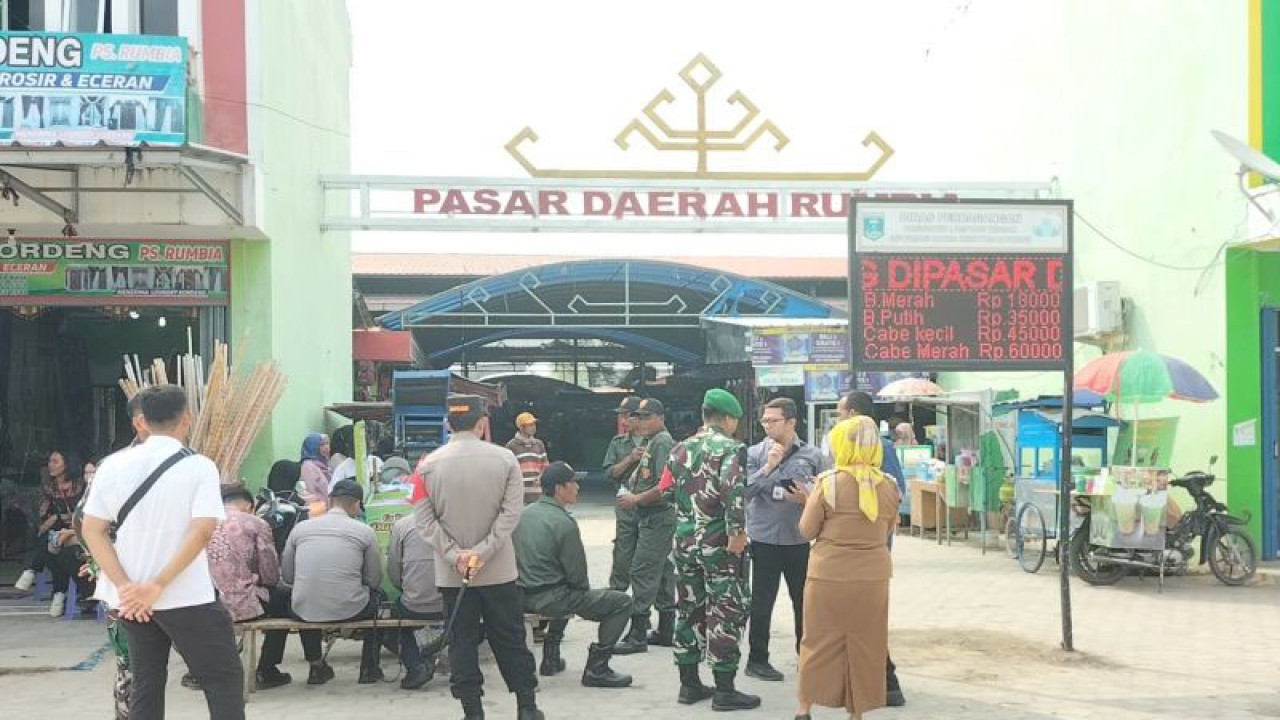 Suasana saat di lokasi pasar Rumbia yang akan dikunjungi presiden Joko Widodo. (ANTARA/Riadi Gunawan)