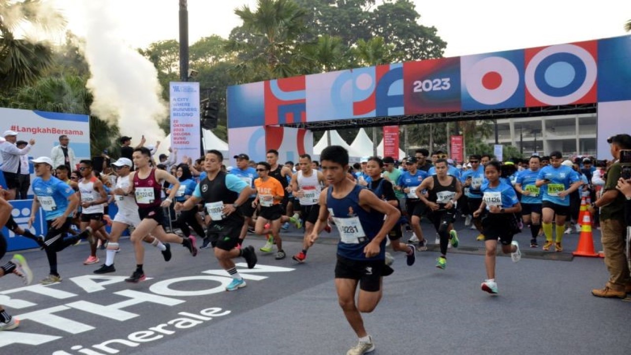 Para peserta memulai start dalam ajang Jakarta Maraton 2023 yang berlangsung di Plaza Utara Gelora Bung Karno, Jakarta, Minggu (22/10/2023). (ANTARA/HO-PB PASI)