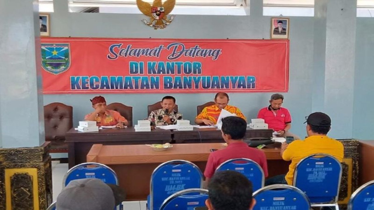 Foto dok. Pihak BPPKAD Kabupaten Probolinggo sosialisasikan pelunasan PBB Perdesaan dan Perkotaan di Kantor Kecamatan Banyuanyar (ANTARA/HO-Diskominfo Kabupaten Probolinggo)