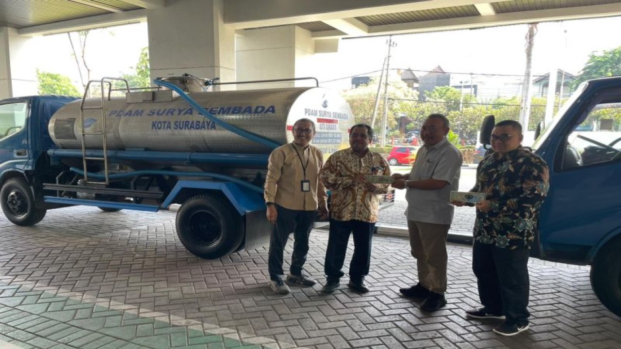 Dirut PDAM Surabaya Arief Wisnu Cahyono (kiri) saat penyerahan pinjam pakai masing-masing 1 unit truk tangki di Surabaya, Jumat (13/10/2023).  (ANTARA/HO-PDAM Surabaya)