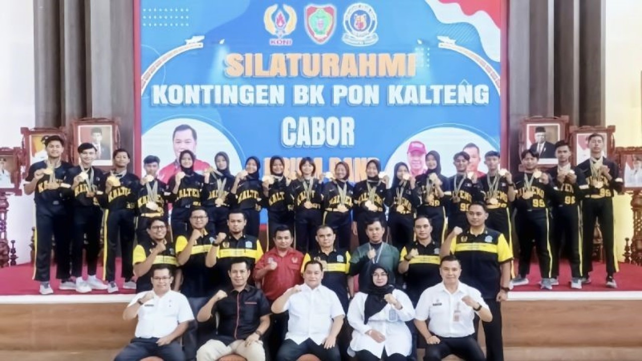 Anggota Drum Corps Handep Mentaya Praja berfoto bersama Bupati Halikinnor dan jajaran saat acara silaturahim di aula rumah jabatan bupati, Rabu (11/10/2023). (ANTARA/Norjani)