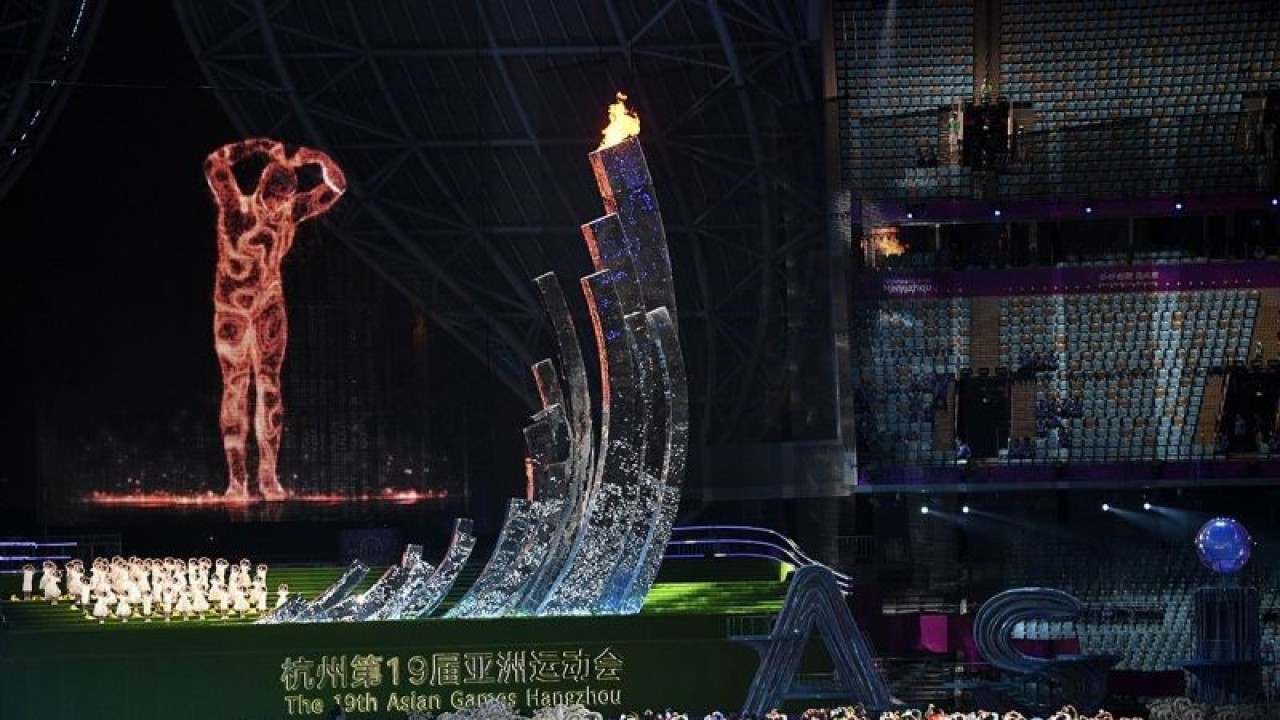Penampilan gambar digital menyerupai manusia bersiap mematikan api kaldron pada penutupan Asian Games 2022 di Hangzhou Olympic Sports Centre Stadium, Hangzhou, China, Minggu (8/10/2023). (ANTARA FOTO/M Risyal Hidayat/tom/am)