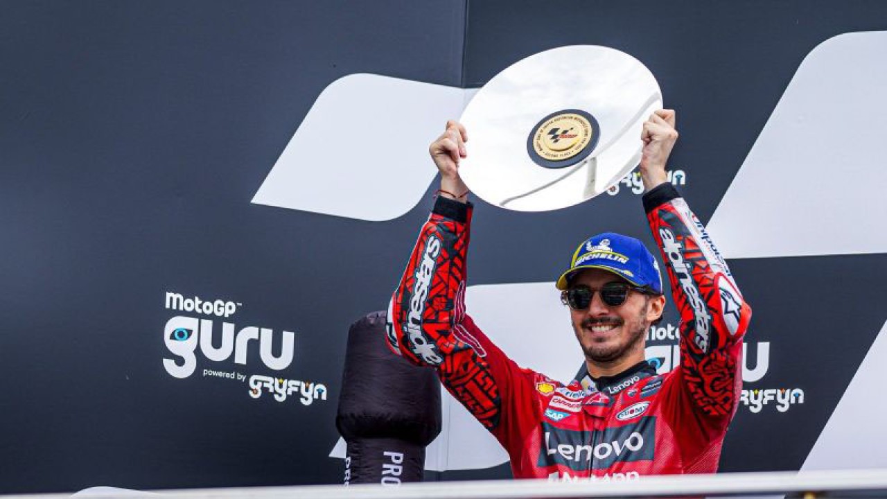 Pebalap Ducati Fransesco "Pecco" Bagnaia saat berada di podium usai finish di posisi kedua pada ajang MotoGP Grand Prix Australia yang berlangsung di Sirkuit Phillip Island, Sabtu (21/10/2023). (ANTARA/HO-Ducati)