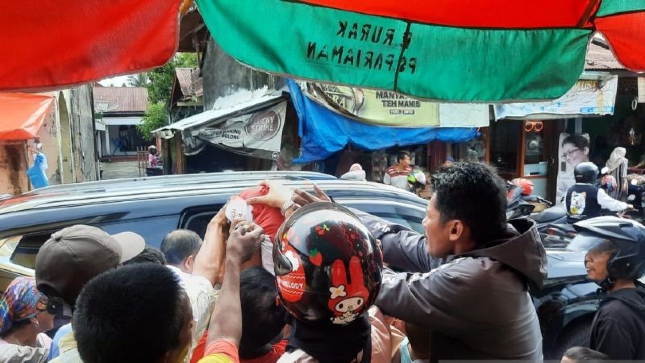 Pedagang berebut bantuan dari Presiden RI yang dibagikan oleh Wali Kota Pariaman. ANTARA/Aadiaat M. S.