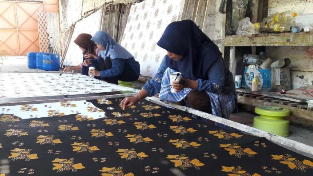 Pekerja menyelesaiakan pewarnaan batik. ANTARA/Heru Suyitno