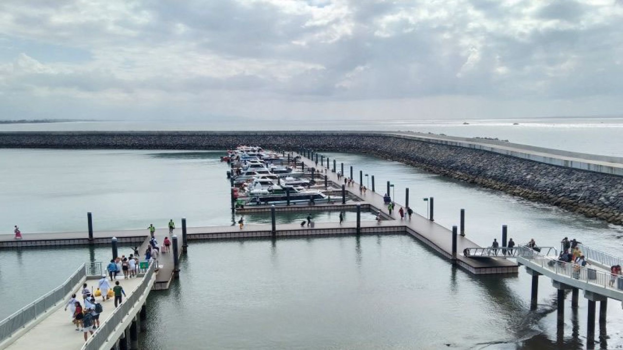 Sejumlah calon penumpang bersiap berlayar menuju Pulau Nusa Penida di Pelabuhan Sanur, Denpasar, Jumat (22/9/2023) (ANTARA/Dewa Ketut Sudiarta Wiguna)