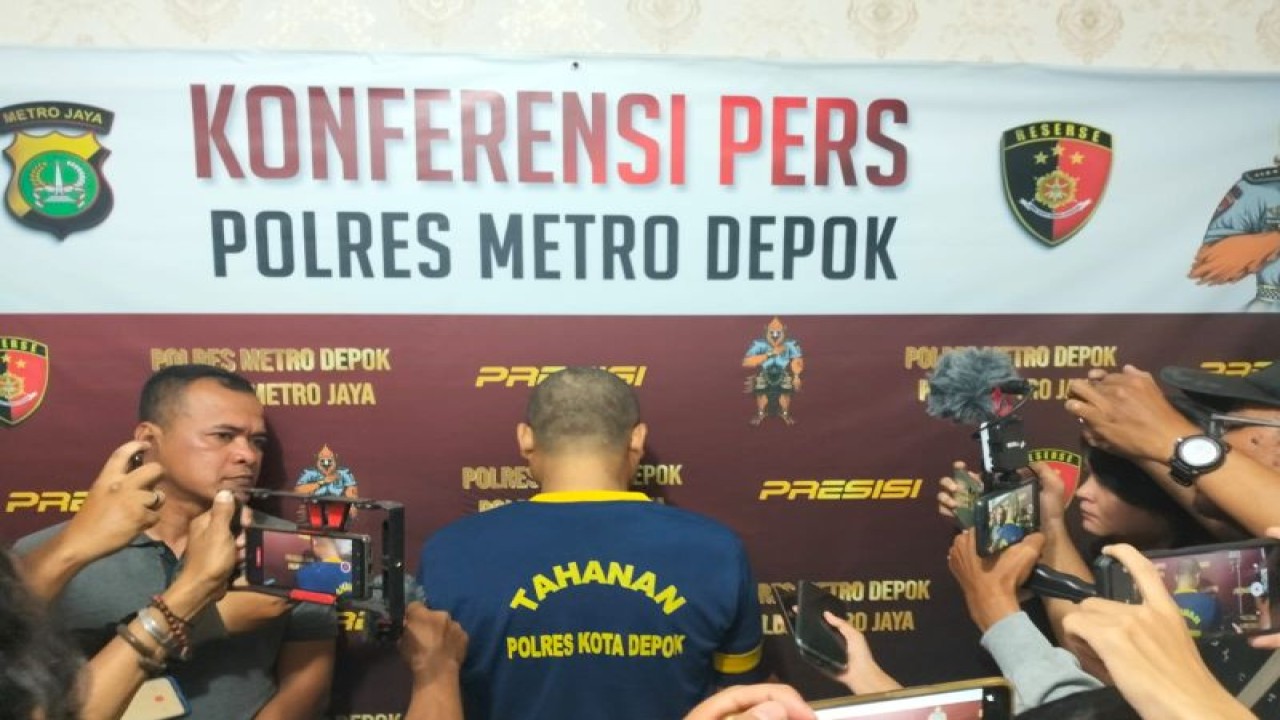 di Polres Metro Depok menggelar Konferensi pers dengan menghadirkan pelaku JJA (45) yang diduga melakukan pembunuhan terhadap korban seorang pria paruh baya berinisial RA (52), di Mapolres Metro Depok, Rabu (18/10/2023). ANTARA/Feru Lantara.