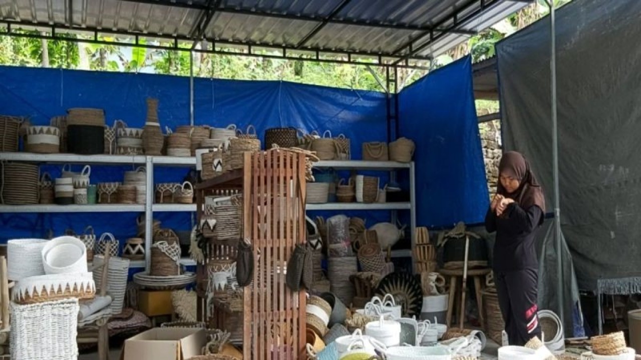 Pelaku UKM kerajinan serat alam di Kecamatan Sentolo, Kabupaten Kulon Progo. (ANTARA/Sutarmi)