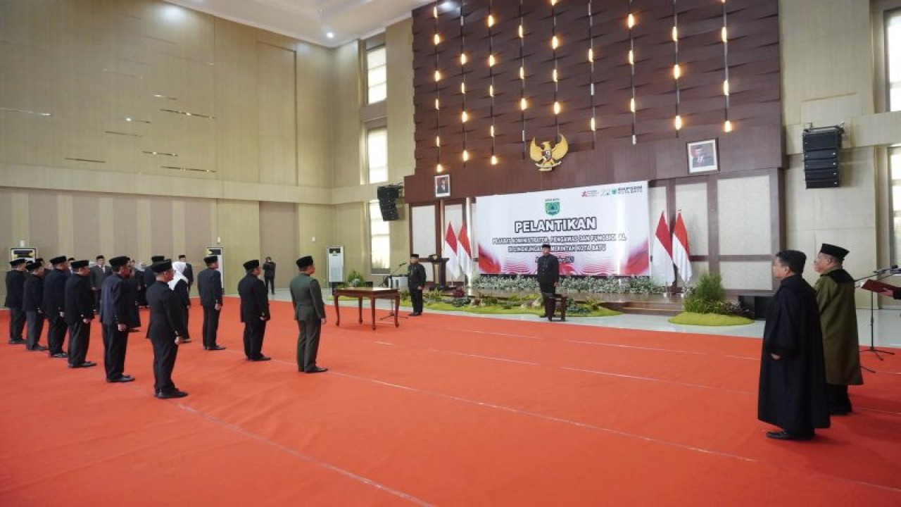 Pelantikan dan pengambilan sumpah janji Pejabat Administrator, Pengawas dan Fungsional, di Graha Pancasila Balaikota Among Tani, Kota Batu Jawa Timur, Kamis (5/10/2023). ANTARA/HO-Prokopim Setda Kota Batu.