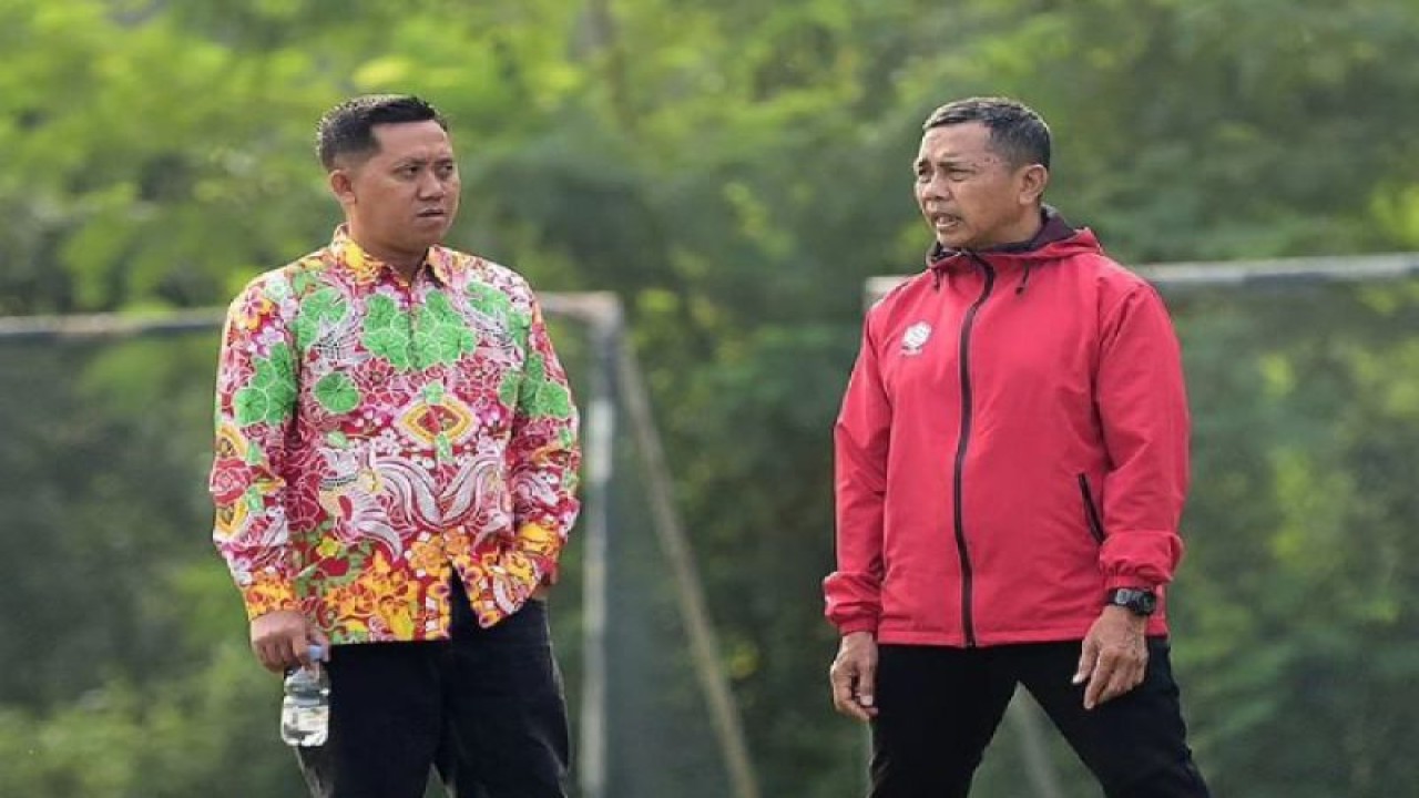 Jafri Sastra (jaket merah) berkomunikasi dengan Manajer Kalteng Putra Sigit Widodo saat memantai latihan pemain Kalteng Putra beberapa waktu lalu. ANTARA/kaltengputra_id