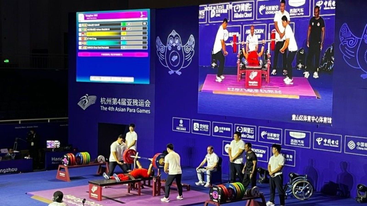 Suasana saat atlet Para angkat berat (powerlifting) Indonesia Abdul Hadi berkompetisi pada nomor 49 kg putra Asian Para Games 2022 Hangzhou, pada laga yang digelar di Xiaoshan Sports Centre Gymnasium, China, Senin (23/10/2023). (ANTARA/Arnidhya Nur Zhafira)