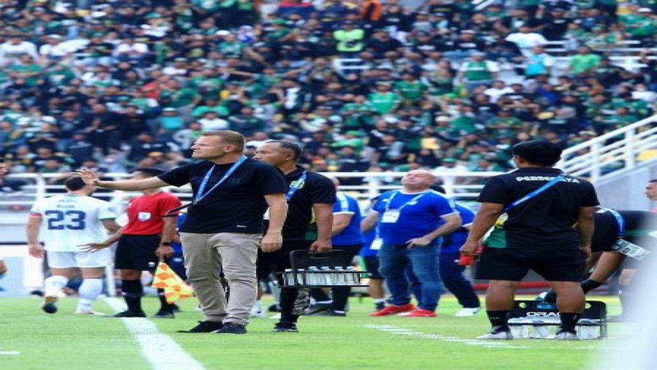 Pelatih Persebaya Surabaya Josep Gombau (keempat kanan) beserta Paulo Victor saat laga pekan ke-15 Liga 1 Indonesia, di Stadion GBT Surabaya, Sabtu, (7/10/2024). (ANTARA/Rizal Hanafi)