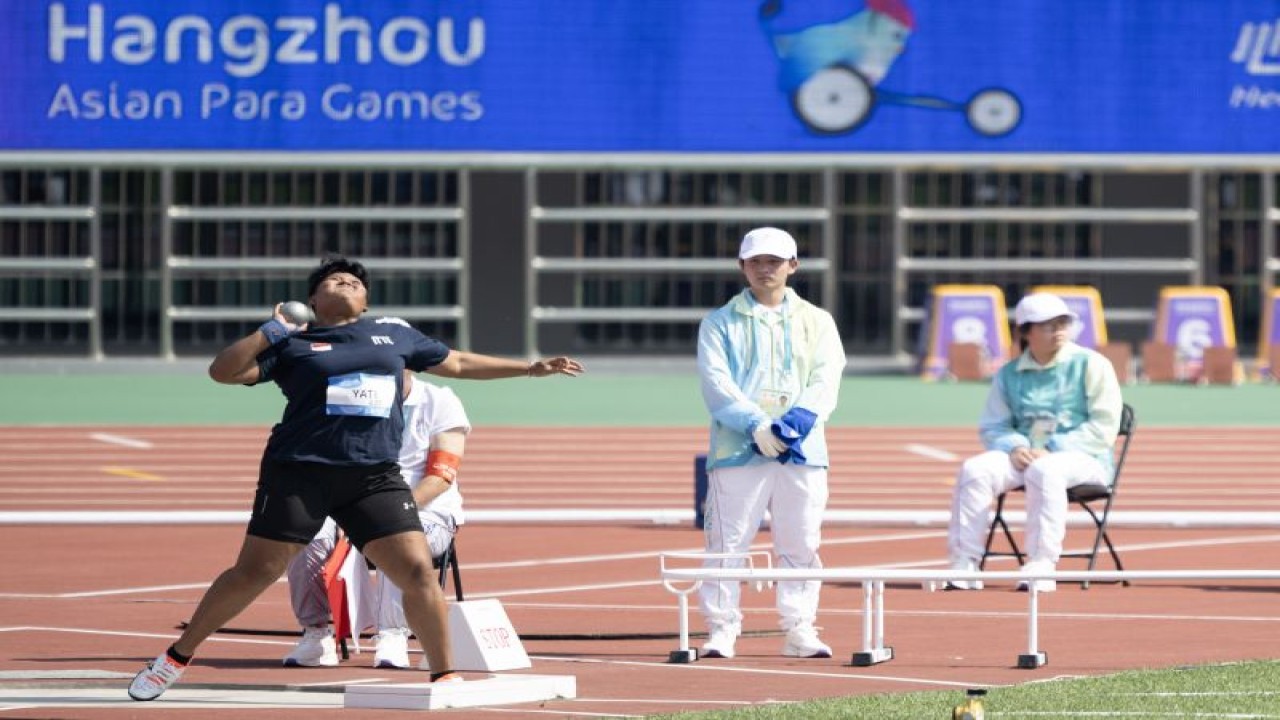 Suparni Yati dalam pertandingan Women's Shot Put F20 cabang olahraga para atletik Asian Para Games Hangzhou 2022 di Huanglong Sports Center Stadium, Hangzhou, China, Senin (23/10/2023). Suparni berhasil meraih medali perak dengan lemparan sejauh 11,12 meter. (ANTARA/HO/NPC Indonesia)