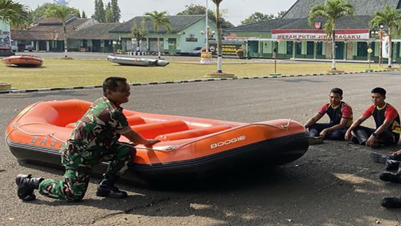 Instruktur memberikan materi pada Pelatihan Senam Perahu Pelatihan Senam Perahu dalam rangka Kesiapsiagaan Penanggulangan Bencana Alam Kabupaten Banyumas Tahun 2023 di halaman Makodim 0701/Banyumas, Purwokerto, Kabupaten Banyumas, Senin (16/10/2023). ANTARA/HO-Polresta Banyumas