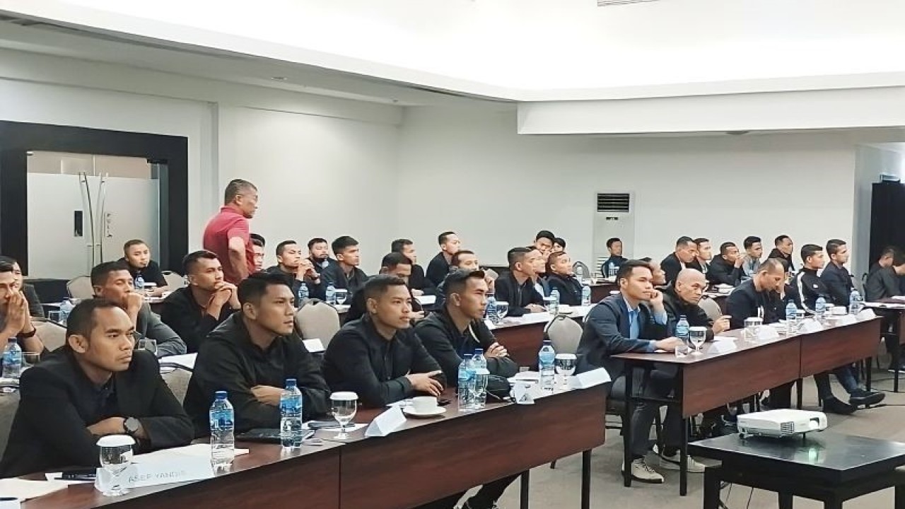 Para peserta program pelatihan Video Assistant Refree (VAR) yang diselenggarakan PSSI di Jakarta menyimak penjelasan yang diberikan pemateri, pada Selasa (18/7/2023). (ANTARA/HO/PSSI)