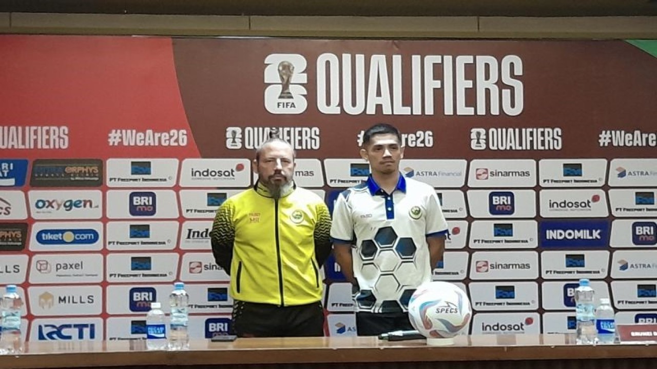 Pemain timnas Brunei Darussalam Hendra Azam Idris (kanan) dan pelatih timnas Brunei Darussalam Mario Rivera (kiri) saat mengikuti jumpa pers jelang laga pertama melawan Brunei Darussalam di kualifikasi Piala Dunia 2026 zona Asia ronde pertama di Stadion Utama Gelora Bung Karno, Rabu (11/10/2023). (ANTARA/Zaro Ezza Syachniar)