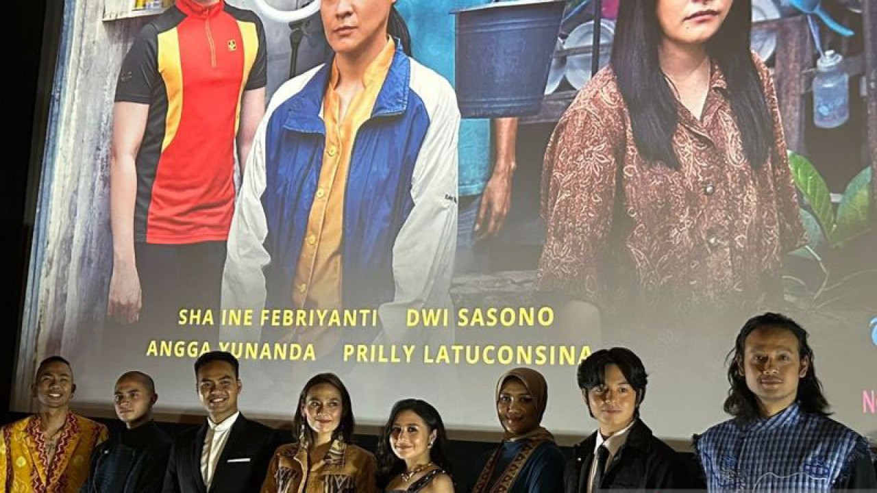Jajaran tim produksi dan pemain saat menghadiri acara penayangan perdana film "Budi Pekerti" di Plaza Senayan, Jakarta Pusat, Senin (30/10/2023). (ANTARA/Vinny Shoffa Salma)