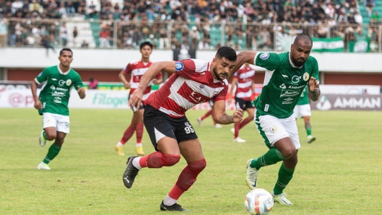Pesepak bola Madura United Jose Brandao (kiri) berebut bola dengan pesepak bola PSS Sleman Thales Natanael (kanan) pada pertandingan Liga 1 di Stadion Maguwoharjo, Sleman, DI Yogyakarta, Minggu (24/9/2023). Pertandingan tersebut berakhir imbang 1-1. ANTARA FOTO/Hendra Nurdiyansyah/pras.