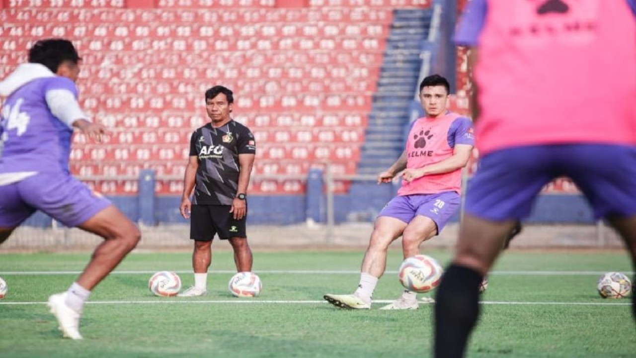 Pemain Persik Kediri saat latihan di Stadion Brawijaya, Kota Kediri, Jawa Timur. ANTARA/HO-Persik Kediri