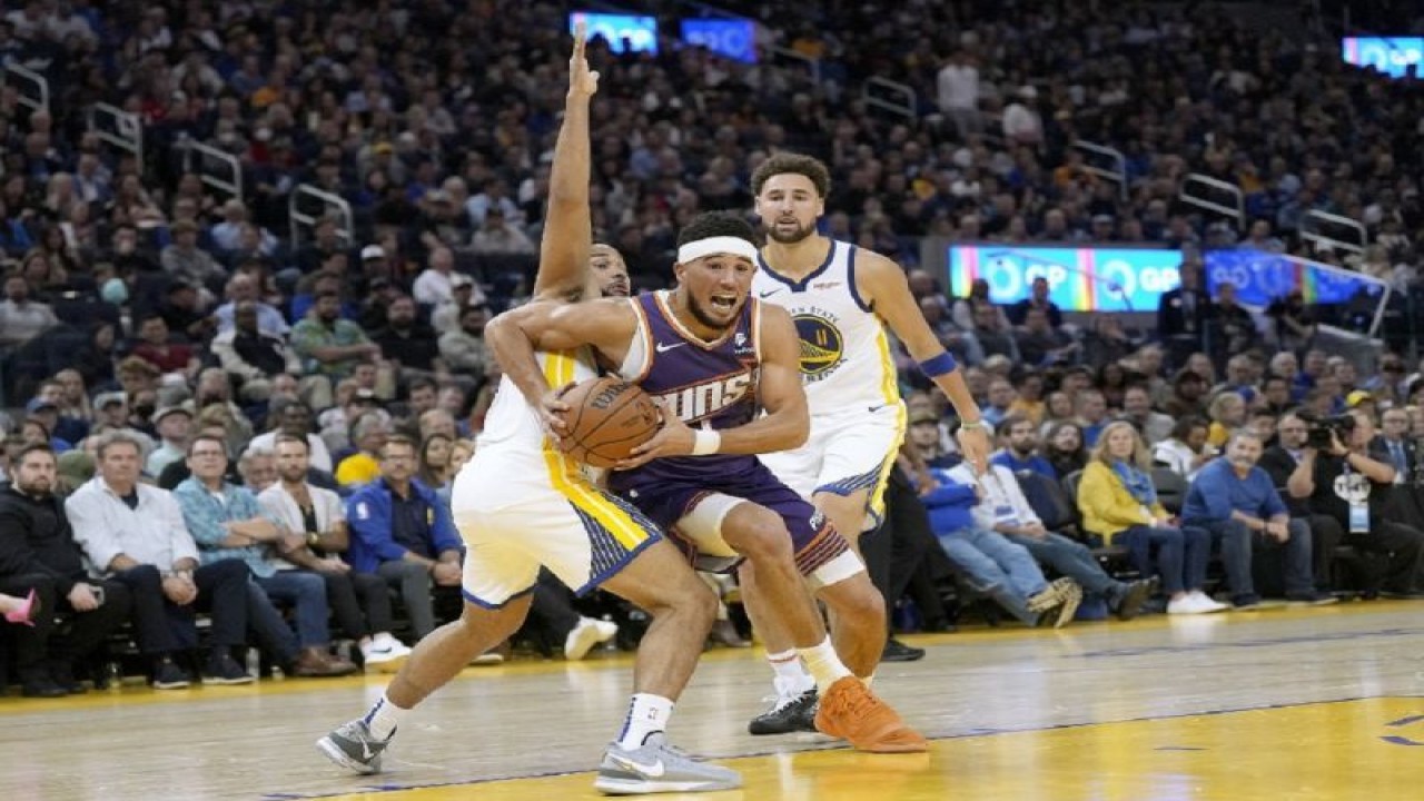 Pemain Phoenix Suns Devin Booker mencetak poin tertinggi untuk timnya di laga perdana Suns di musim NBA 2023-2024. ANTARA/HO-AFP
