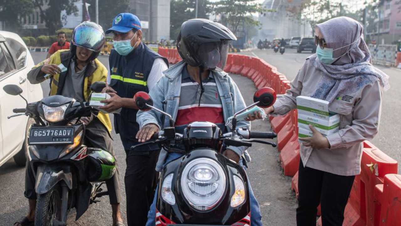 Arsip Foto - Petugas Dinas Kesehatan membagikan masker kepada pengendara di Kota Palembang, Provinsi Sumatera Selatan, Minggu (1/10/2023). (ANTARA FOTO/Nova Wahyudi)