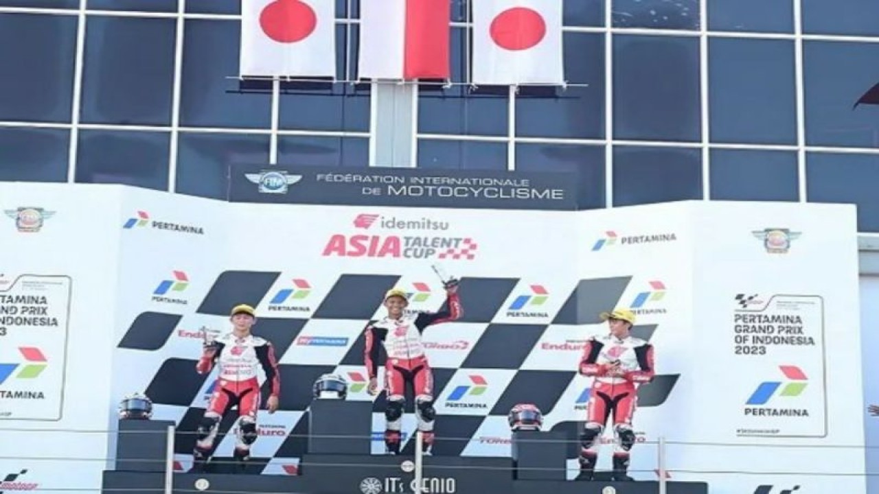 Pembalap muda Indonesia Veda Ega Pratama berada di podium pertama pada 2 race ajang Idemitsu Asia Talent Cup (IATC) Seri ke-3 di Mandalika International Street Circuit, Lombok, 14-15 Oktober, Minggu 15/10/2023). ANTARA/HO-AHM