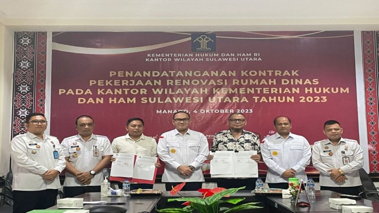 Kepala Kemenkumham Sulut Ronald Lumbuun (tengah) menyaksikan penandatanganan kontrak pekerjaan renovasi rumah jabatan pada Kantor Wilayah Kemenkumham Sulut. ANTARA/HO-Humas Kemenkumham Sulut (1)