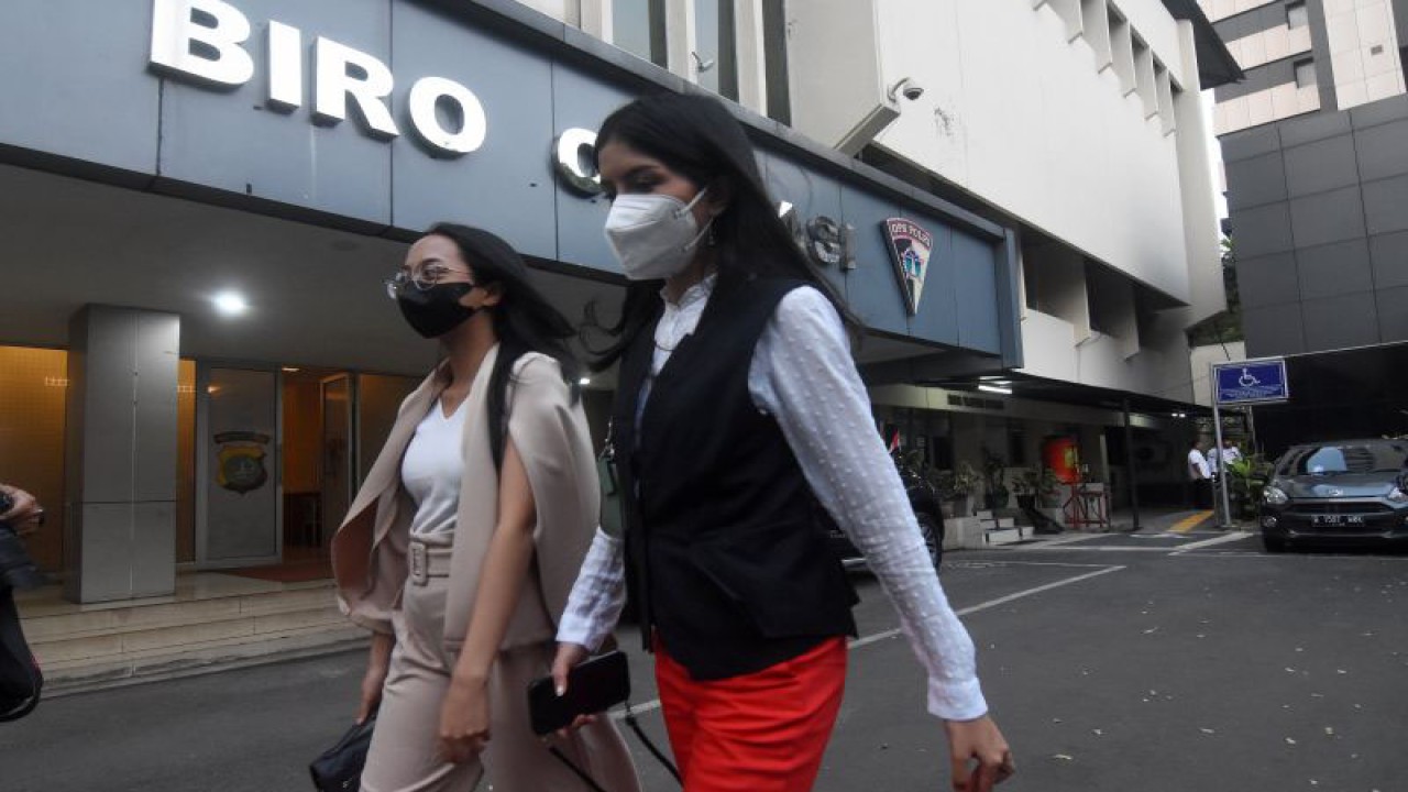 Dua finalis Miss Universe Indonesia 2023 berjalan keluar usai menjalani pemeriksaan di Unit Pelayanan Perempuan dan Anak (PPA) Ditreskrimum Polda Metro Jaya, Jakarta, Senin (14/8/2023). ANTARA FOTO/Indrianto Eko Suwarso/tom.