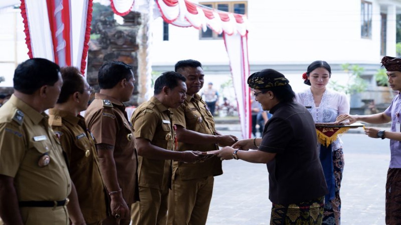 Bupati Badung I Nyoman Giri Prasta secara simbolis menyerahkan bantuan rumah layak huni untuk warga kepada pejabat pemerintah terkait di Desa Petang, Kabupaten Badung, Provinsi Bali. (ANTARA/HO-Humas Pemkab Badung)