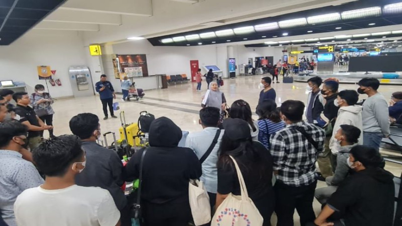 Sebanyak 28 WNI korban perusahaan “online scam” dipulangkan dari Kamboja dan tiba di Bandara Soekarno-Hatta, Banten, pada Rabu (4/10/2023). (ANTARA/HO-Kemlu RI)