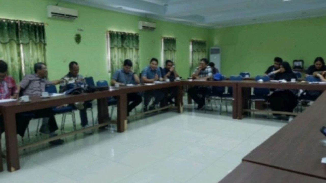 Pemerintah Sulawesi Barat (Sulbar) menetapkan harga tandan buah segar (TBS) sawit sebesar Rp10,387 per kilogram pada Oktober 2023, di Mamuju, Minggu (15/10/2023) ANTARA Foto/M Faisal Hanapi