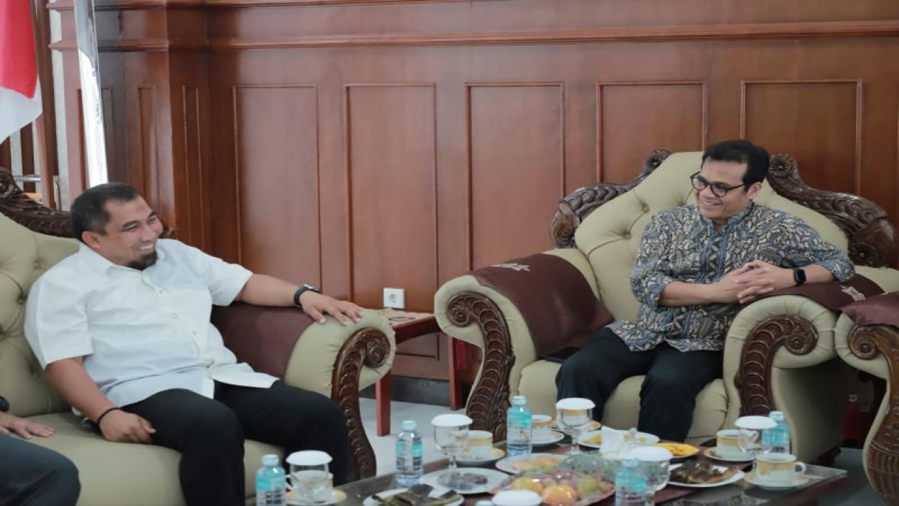 Pj Bupati Aceh Besar Muhammad Iswanto bersama dengan Wakil Menteri Komunikasi dan Informatika (Wamen Kominfo) RI, Nezar Patria di ruang tunggu VVIP Bandara Internasional Sultan Iskandar Muda, Blang Bintang, Aceh Besar. (ANTARA/HO-MC Aceh Besar)