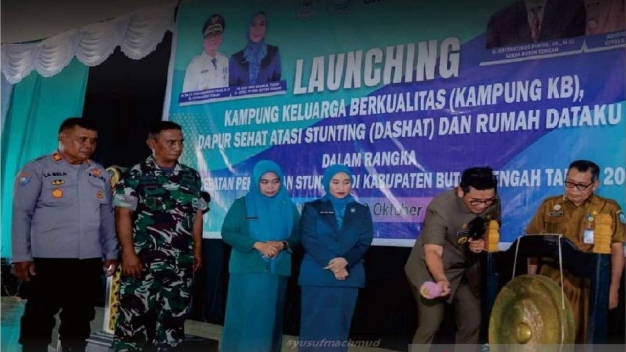 Penjabat Bupati Buton Tengah, Andi Muhammad Yusuf (pukul gong) pada peluncuruan kampung keluarga berkualitas (Kampung KB), Dapur Sehat Atasi Stunting (Dashat), dan Rumah Dataku dalam rangka percepatan penurunan stunting di wilayah itu. (Foto Antara/HO-Humas Buton Tengah).