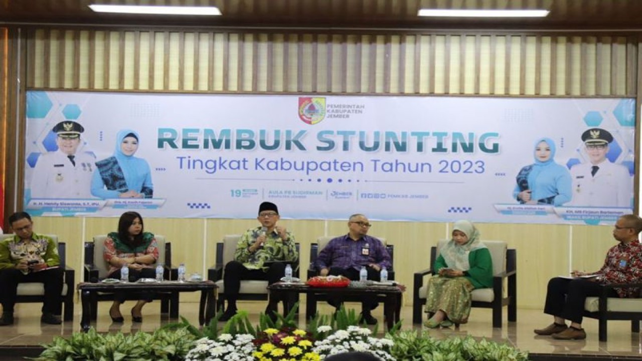 Wakil Bupati Jember yang juga Ketua TPPS M. Balya Firjaun Barlaman (tengah) memberikan paparan dan strategi untuk menurunkan stunting di Jember, Kamis (19/10/2023). (ANTARA/HO-Diskominfo Jember)