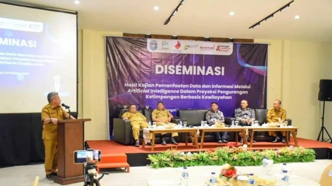Bupati Muda Mahendrawan membuka Diseminasi Hasil Kajian Pemanfaatan Data dan Informasi Melalui Artificial Intelligence dalam Proyeksi Pengurangan Ketimpangan Berbasis Kewilayahan di Ballroom Lantai 2 Qubu Resort Kubu Raya, Senin. Hadir dalam acara itu Pelaksana Tugas Staf Ahli Menteri Bidang Pemerataan dan Kewilayahan Leonardo A.A Teguh Sambodo dan Perencana Ahli Utama Kementerian PPN/Bappenas Oktoriadi. (Rendra Oxtora)