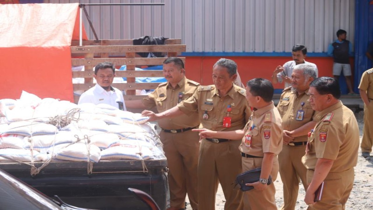 Suasana saat sejumlah jajaran Pemerintah Kabupaten Lampung Barat akan membagikan beras kepada masyarakat di Kecamatan Suoh dan BNS pada Selasa 10/10/2023). (ANTARA/HO-Kominfo Lampung Barat