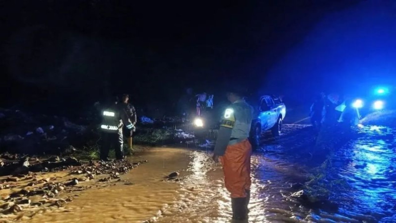 FOTO ARSIP - Petugas menyingkirkan longsoran material yang menutupi bagian Jalan Trans Flores di Desa Tondong Belang, Kecamatan Mbeliling, Kabupaten Manggarai Barat, Provinsi Nusa Tenggara Timur, Sabtu (19/11/2022) malam. (ANTARA/Fransiska Mariana Nuka)