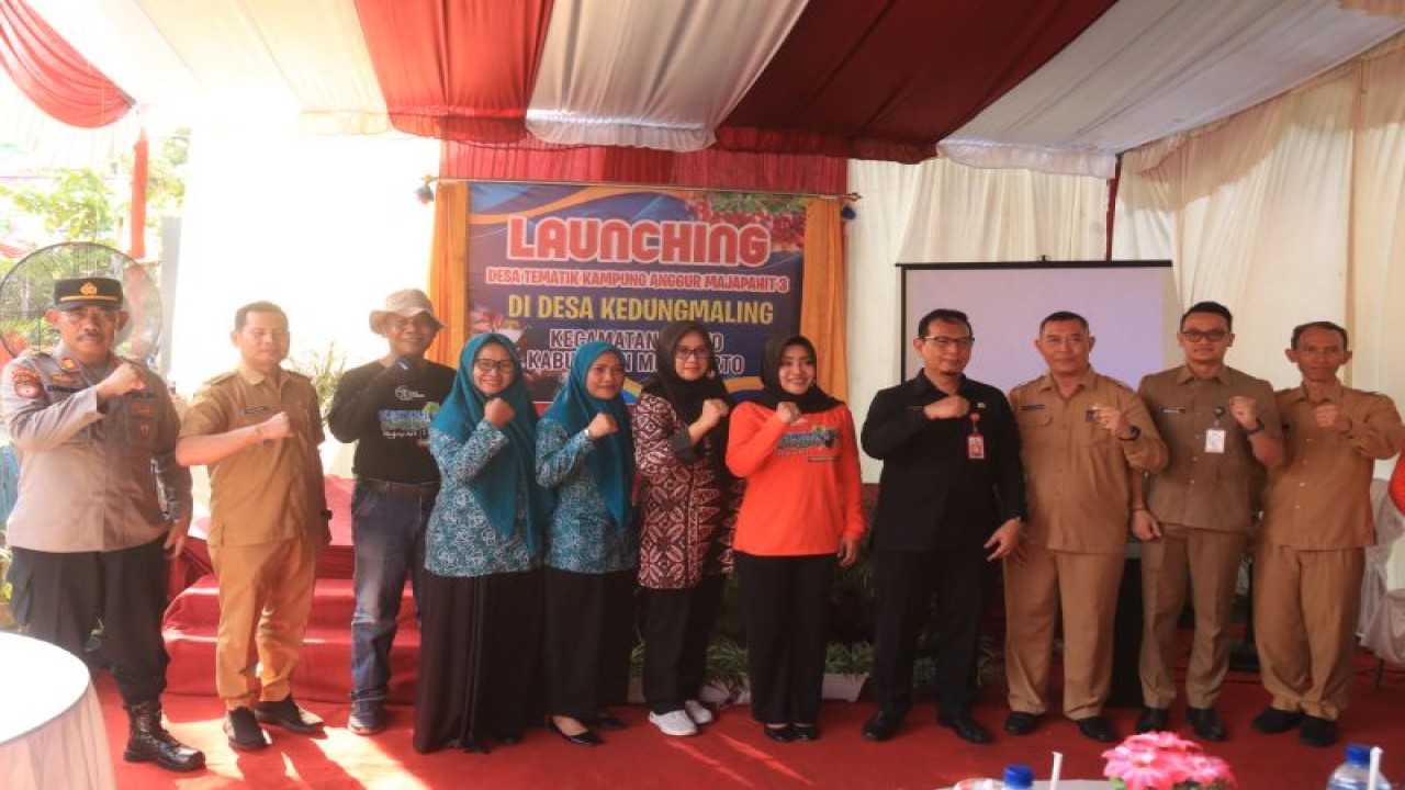 Bupati Mojokerto Ikfina Fahmawati (baju oranye) saat meresmikan Desa Kedungmaling, Kecamatan Sooko, Kabupaten Mojokerto sebagai Desa Berdaya Kampung Anggur Majapahit 3. ANTARA/HO-Pemkab Mojokerto